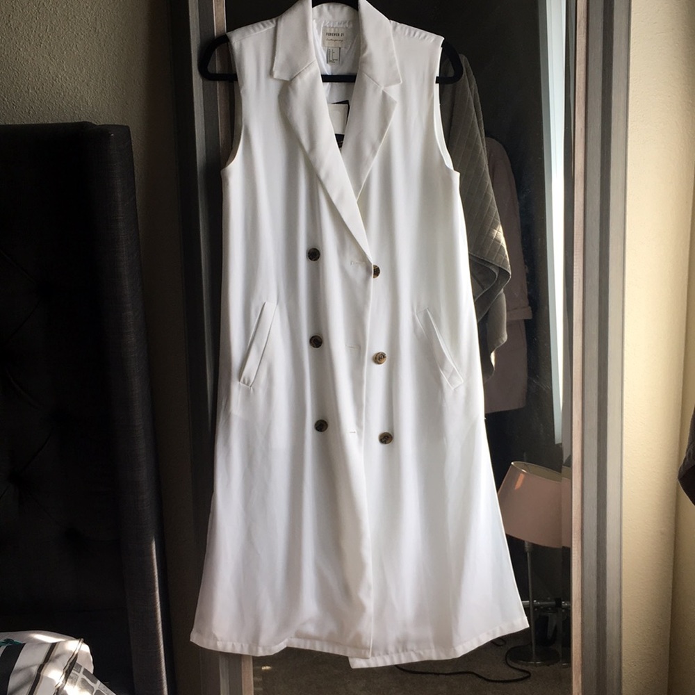 BRAND NEW Forever 21 Collared White Vest Size S can fit M
